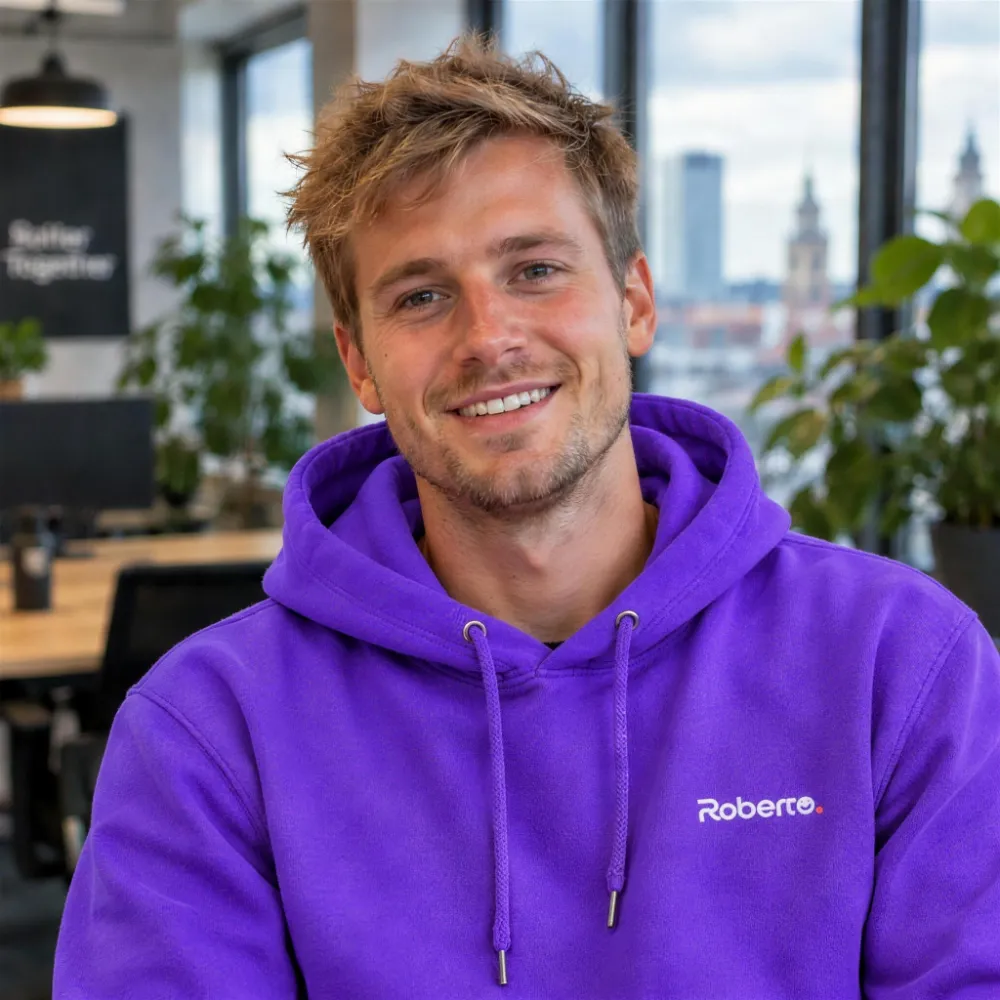 Iemand van Roberto in de paarse Roberto-hoodie